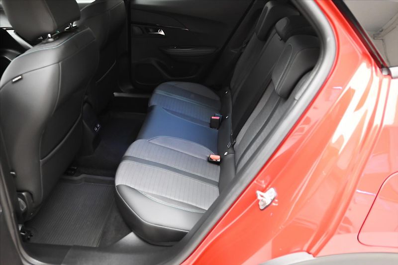 Peugeot 2008 1,2 96 kW PureTech EAT8 Záruka - fotka 14 z 30