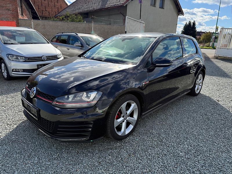 Volkswagen Golf 2.0 GTI - fotka 3 z 13