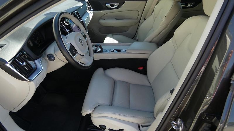 Volvo V60 B4 FWD Momentum Pro Auto - fotka 17 z 24