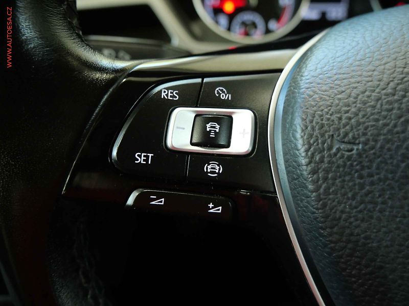 Volkswagen Touran (2022) 2.0TDi, LED, navi, kamera - fotka 15 z 22