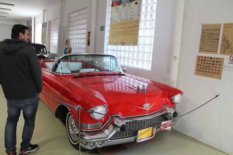 Příď vozu Cadillac Fleetwood Series 60 z roku 1947.