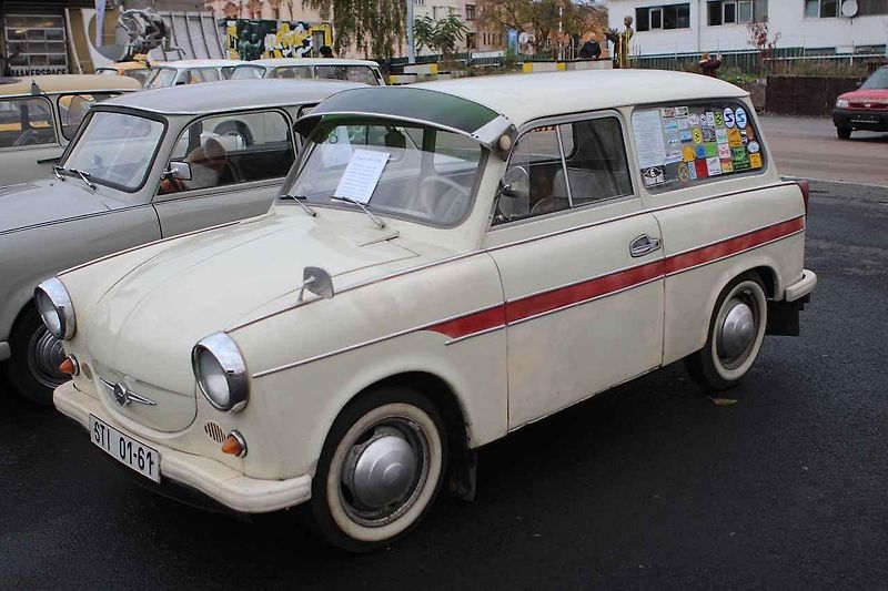 Výstava vozů Trabant při křtu knihy v plzeňském Depu 2015