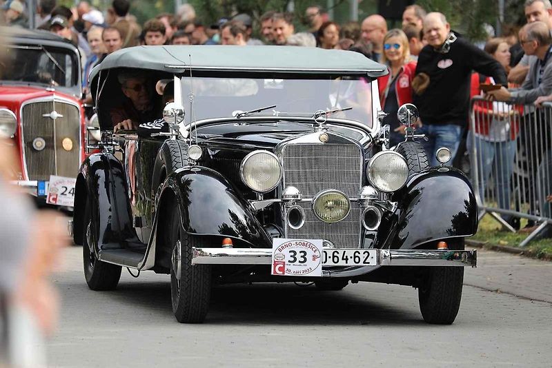 Na akci Jízda do vrchu a výstava historických vozidel se představilo na tři sta automobilů a motocyklů.