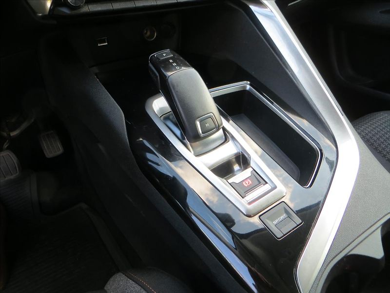Peugeot 3008 1,5 BlueHDi AUT ACTIVE ČR - fotka 13 z 23