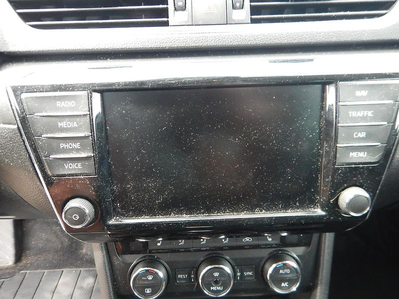 Škoda Superb 2.0 TDI, DSG, 4x4, TAŽNÉ - fotka 28 z 35