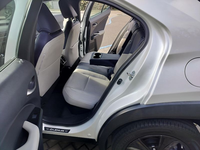 Lexus UX 250h black-white edition, kůže - fotka 20 z 25