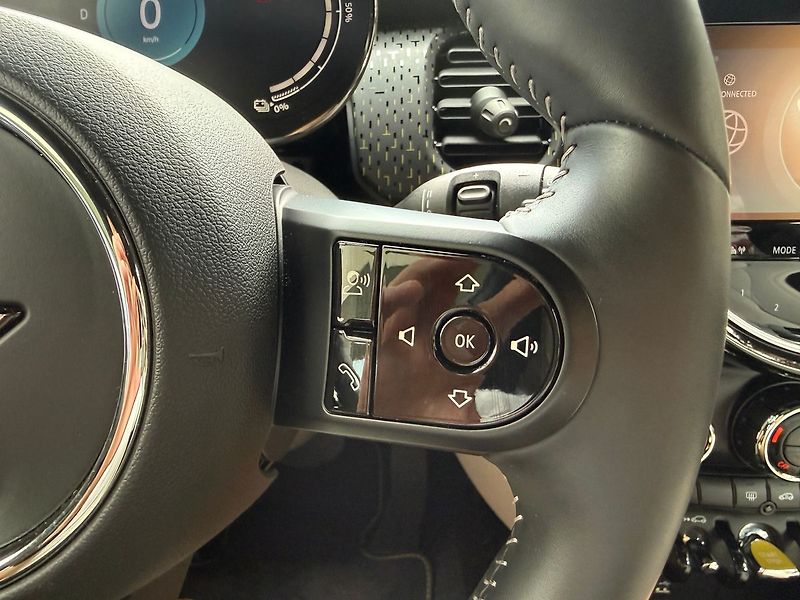 Mini Cooper SE 135 kW HUD REZERVACE - fotka 23 z 33