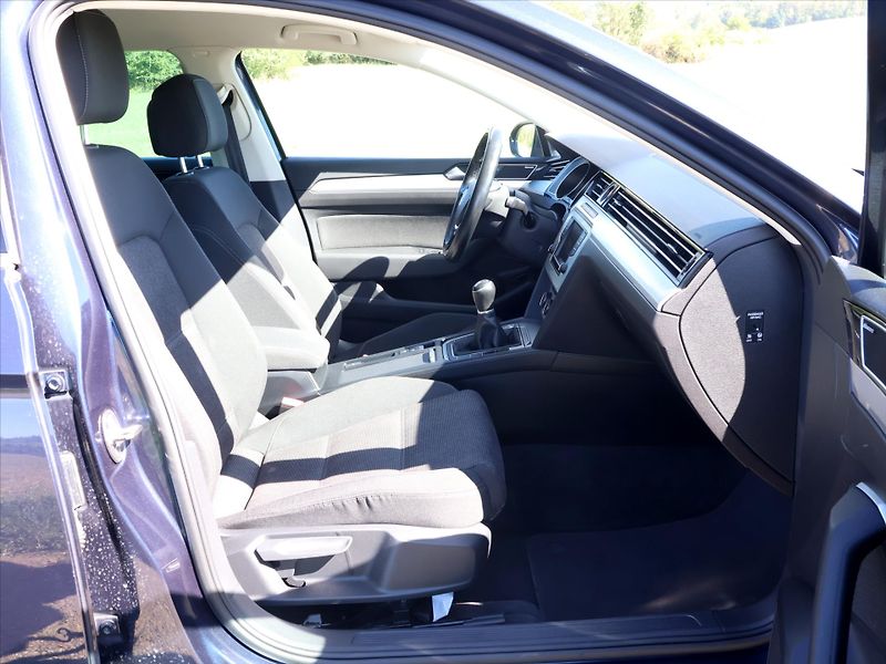 Volkswagen Passat 2.0 TDI 110kW Comfortline - fotka 11 z 33