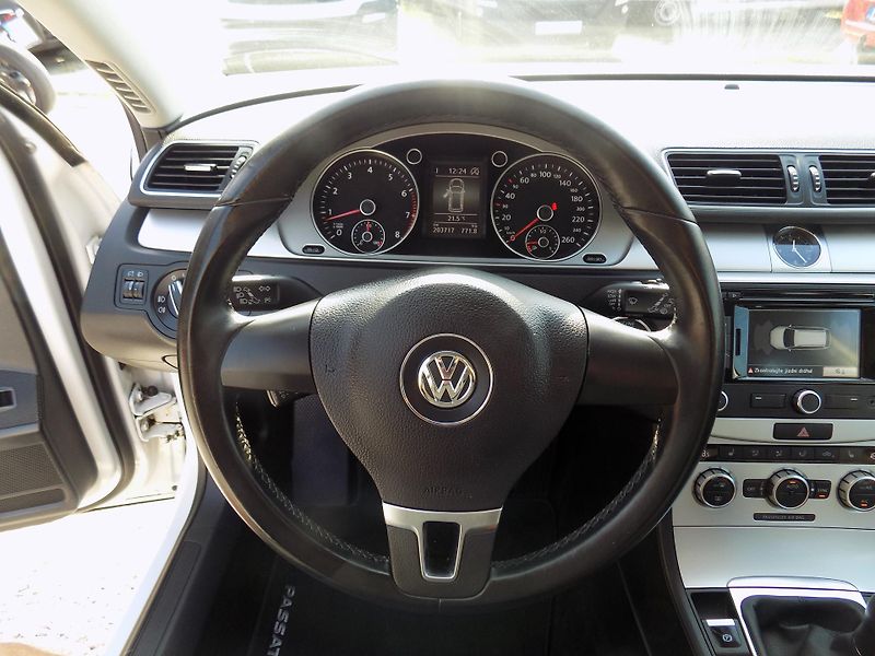 Volkswagen Passat 1,4 TSI 90 KW AUTOKLIMA VÝHŘEV - fotka 33 z 42