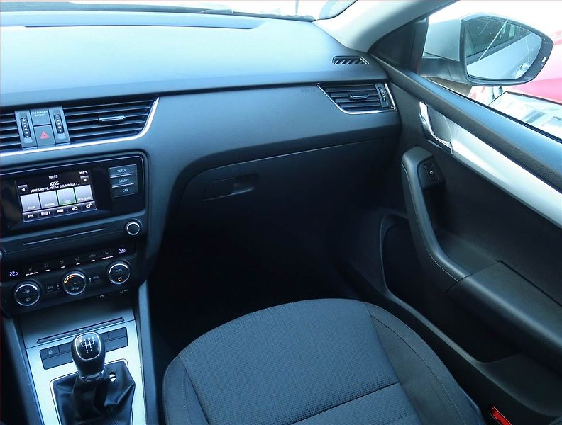 Škoda Octavia (2014) 1.6 TDI, Serv.kniha, Tempomat - fotka 8 z 17