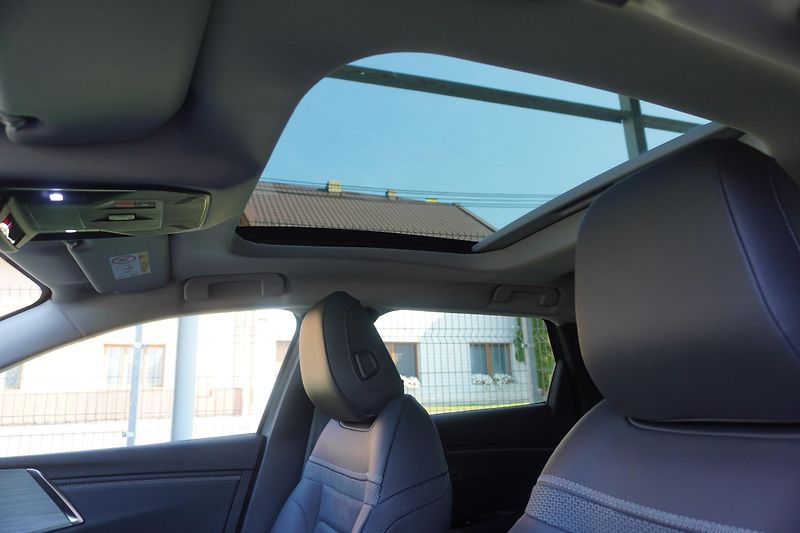 Citroën C5 X (2024) 225 plug in Hybrid Shine Pack - fotka 16 z 18