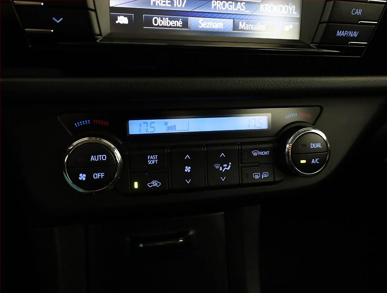 Toyota Corolla (2013) 1.4 D-4D, Park. senzory - fotka 10 z 17