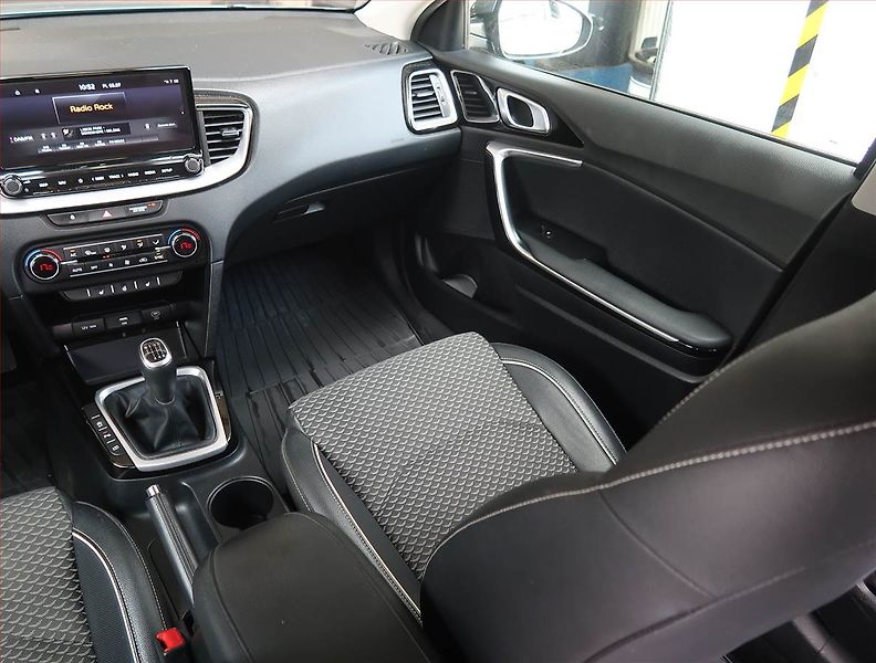 Kia Ceed (2022) Gold 1.5 T-GDI, Serv.kniha - fotka 8 z 19