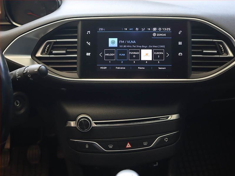 Peugeot 308 (2019) 1.5 BlueHDi, Serv.kniha, Navi - fotka 12 z 20
