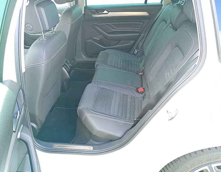 Volkswagen Passat (2021) 2.0 TDI DSG Elegance tažné MAT - fotka 15 z 34
