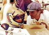Graham Hill jako šéf týmu Embassy v rozhovoru s jezdcem Tony Brisem.