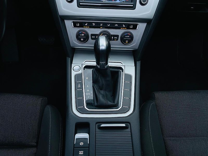Volkswagen Passat 2.0TDI AUTOMAT VÝHŘEV SERVISKA - fotka 43 z 54