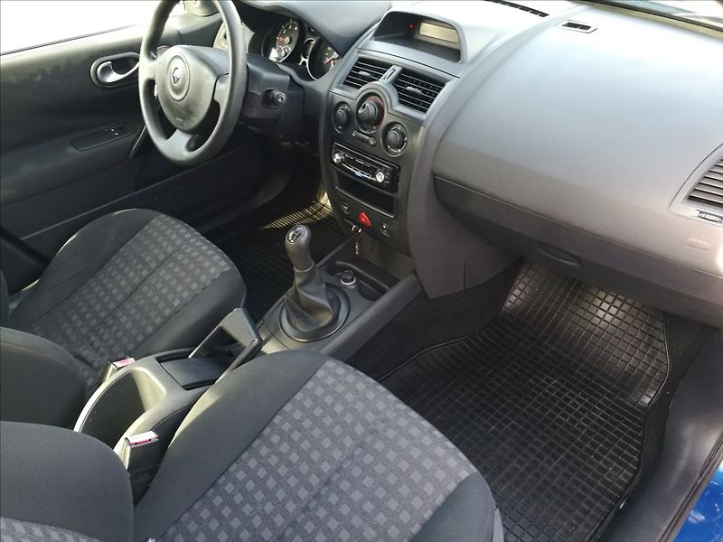 Renault Mégane 1,4 i 16v - fotka 9 z 17