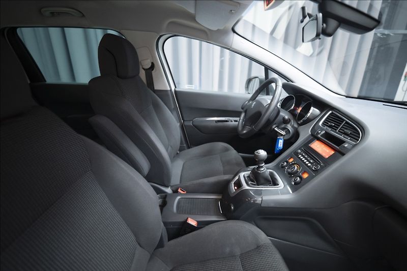 Peugeot 5008 1,6 BlueHDI 7 MÍST NOVÉ V ČR - fotka 8 z 28