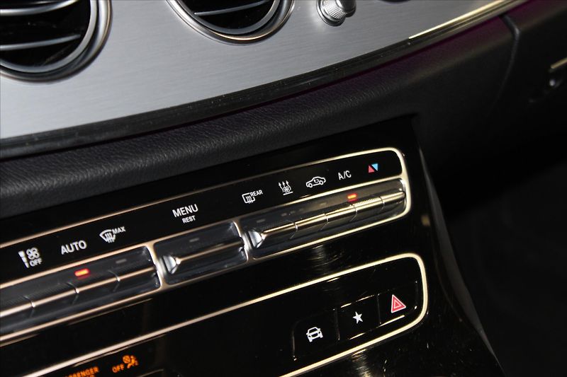 Mercedes-Benz Třídy E 300d 4MATIC DIS+ / 360° / NezT - fotka 21 z 27