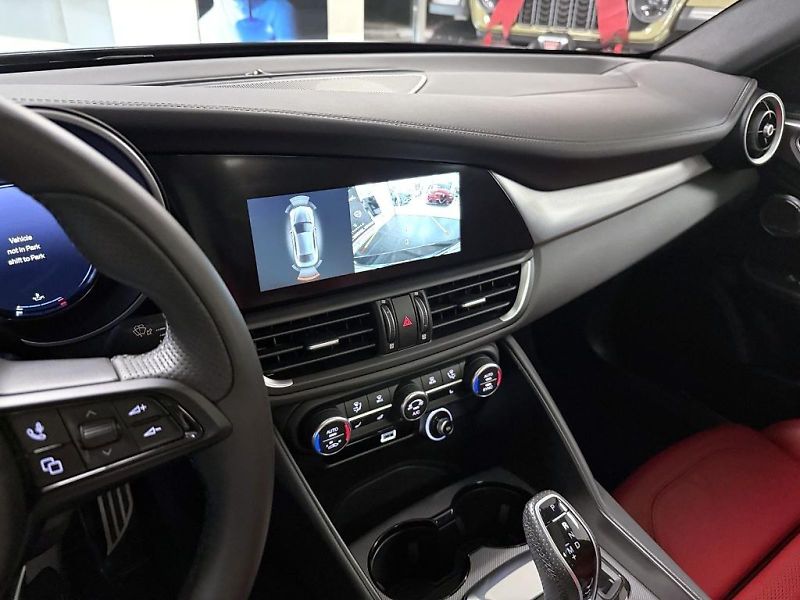 Alfa Romeo Giulia (2024) 2.0T 280k AT8 ZF Q4 4x4 Veloce - fotka 14 z 23