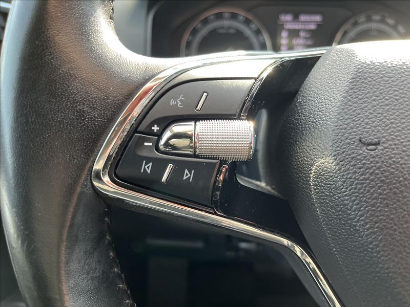 Škoda Karoq 2,0 TDi 110 4x4 DSG TAŽNÉ -DPH - fotka 28 z 47