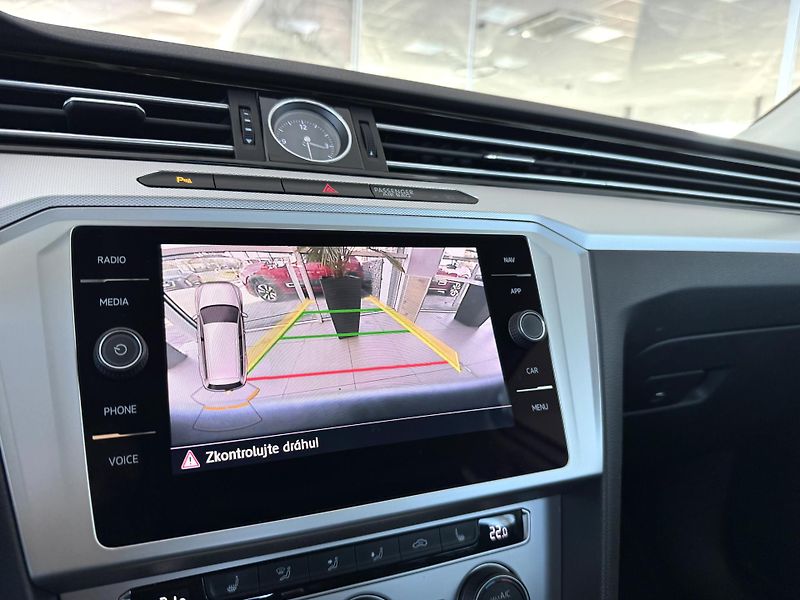 Volkswagen Passat 2,0TDI DSG 140kW*Masáž*Kam*Taž - fotka 21 z 37