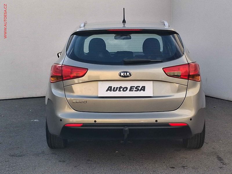 Kia Ceed (2013) 1.4 16V, 2.maj,ČR, AC, TZ - fotka 5 z 15