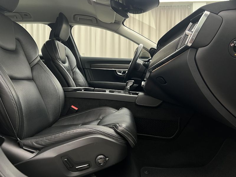 Volvo V90 CC D5 AWD PRO CZ 1. maj. - fotka 17 z 44