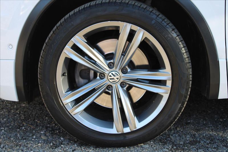 Volkswagen Tiguan 2,0 TDI  1.MAJ,A/T,4x4,R-LINE - fotka 39 z 41