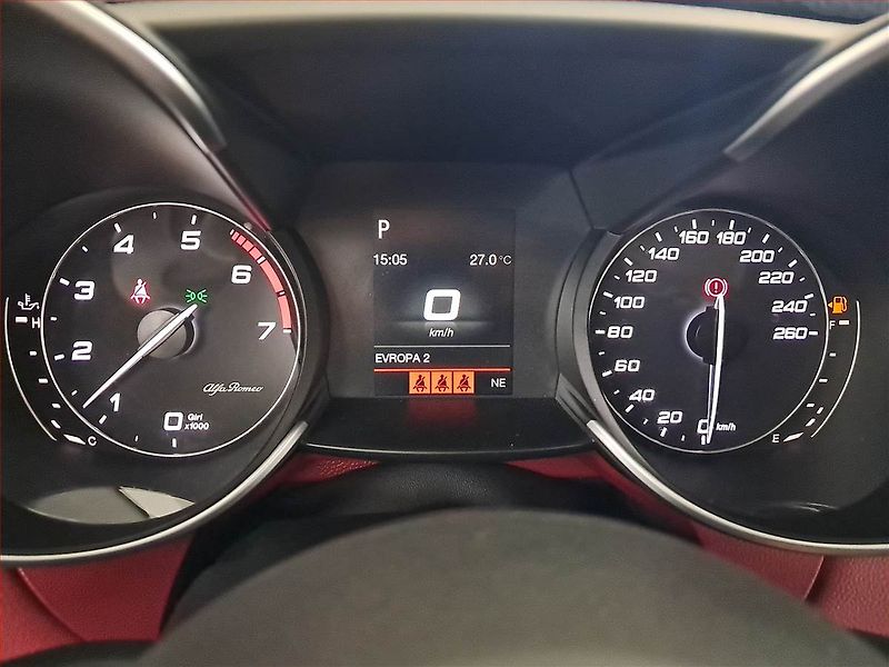Alfa Romeo Giulia (2017) 2.0 Turbo - fotka 11 z 17