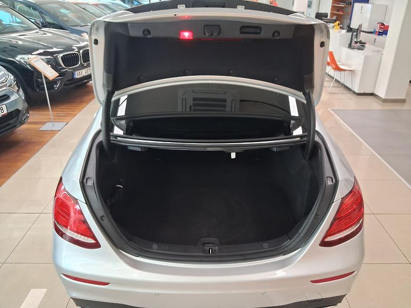 Mercedes-Benz Třídy E E 220d 4MATIC Sport Style, ČR - fotka 30 z 32