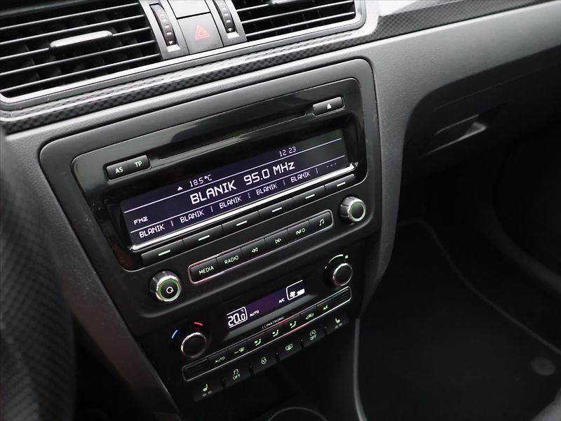 Škoda Rapid 1.2 TSI Monte Carlo Xenon 1Maj - fotka 17 z 28