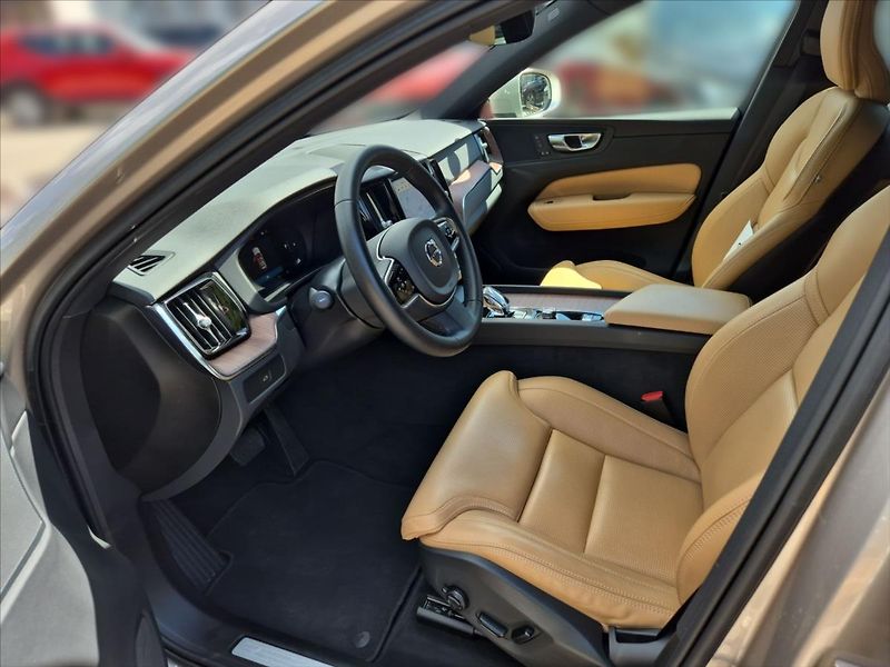Volvo XC60 2,0 B4 AWD diesel Plus Bright - fotka 7 z 19