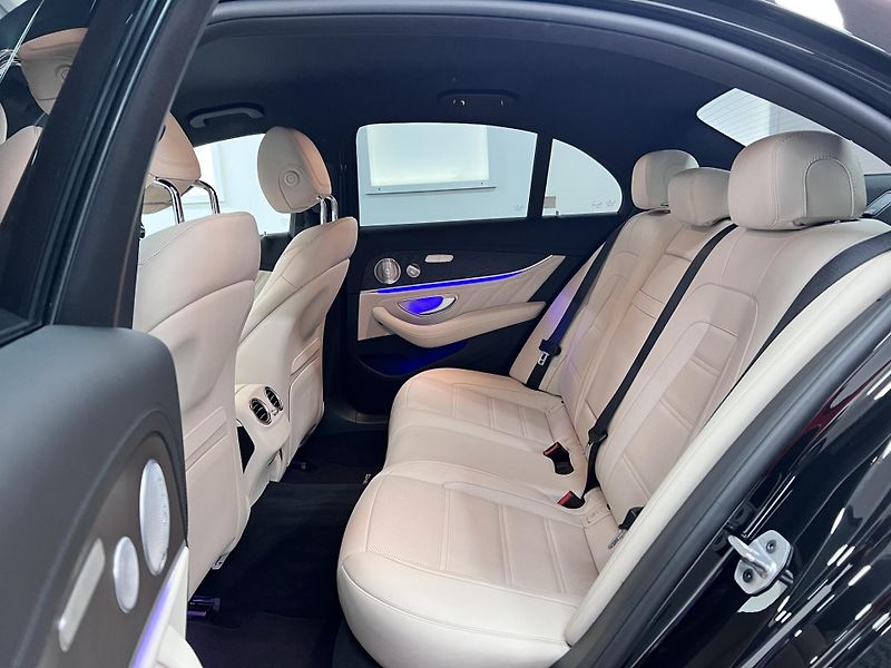 Mercedes-Benz Třídy E E 63s AMG, 4.0i 450 kW 113 Tkm - fotka 31 z 57