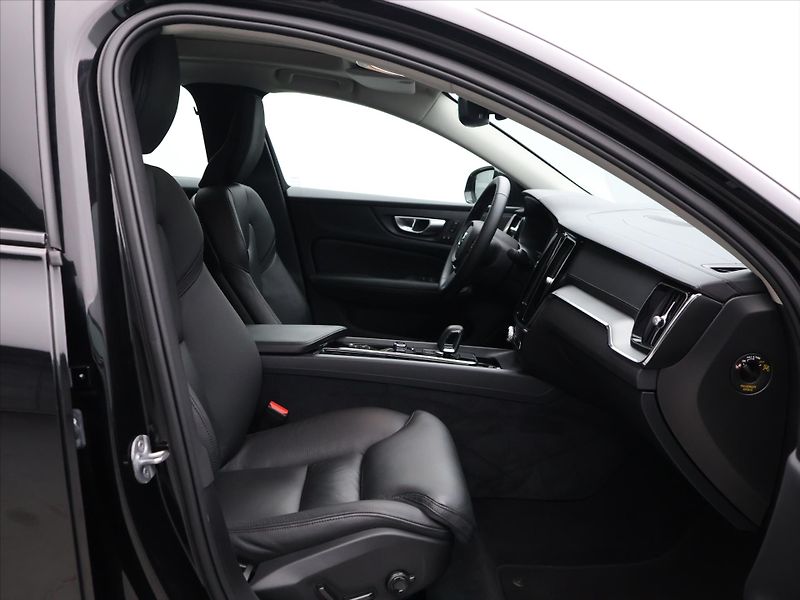 Volvo S60 2,0 B5 184kW AWD Ultimate Dark - fotka 12 z 29