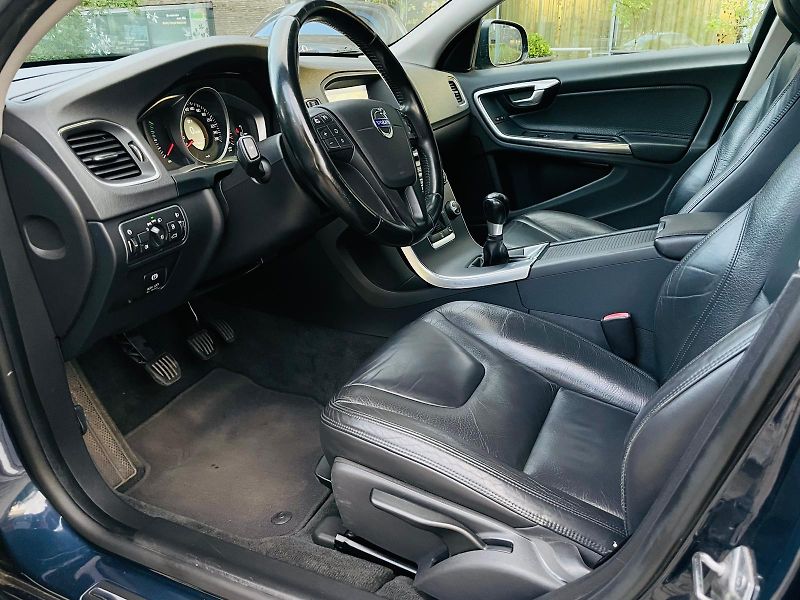 Volvo V60 2.0D3 5VÁLEC SERVISKA TAŽNÉ - fotka 29 z 45