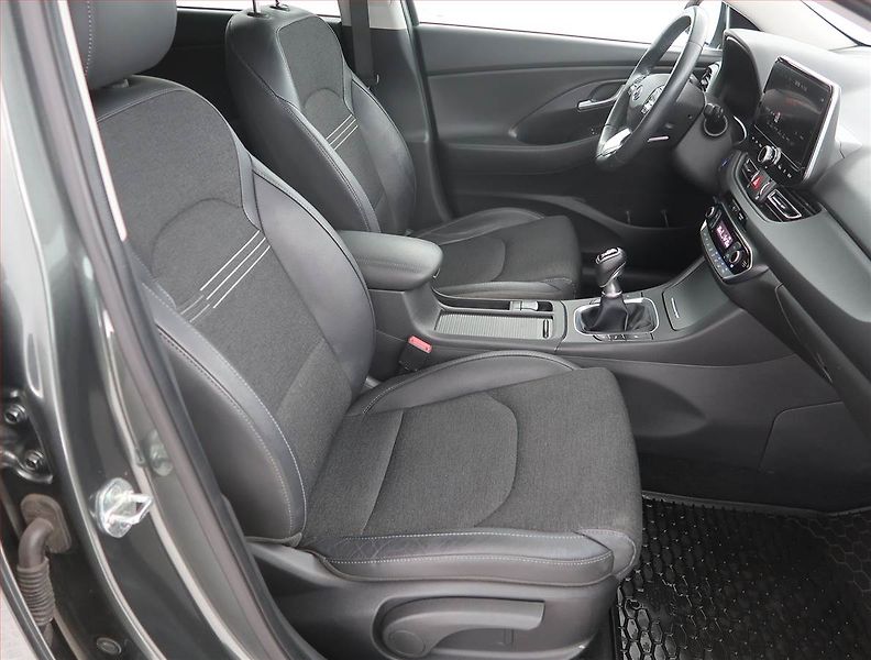 Hyundai i30 (2022) 1.5 T-GDI MHEV - fotka 9 z 20