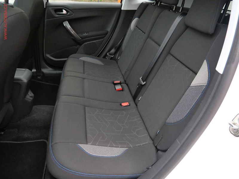 Peugeot 2008 (2018) 1.2PT, AC, park.asist - fotka 10 z 21