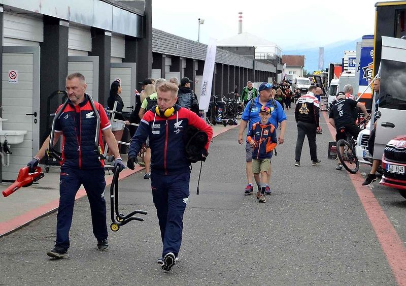 Autodrom Most o víkendu hostil závody mezinárodního mistrovství Německa IDM a závod FIM mistrovství světa sidecarů. Na snímku je rakouský jezdec Philipp Steinmayr v plné jízdě třídy Superbike.