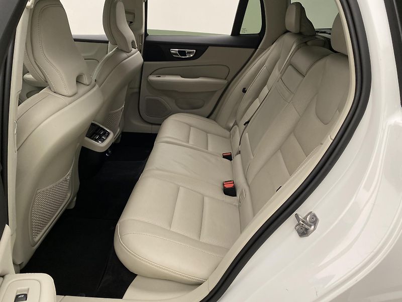 Volvo V60 D4 MOMENTUM AUT - fotka 5 z 47