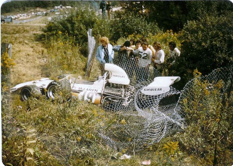 Americký jezdec F1 Peter Revson v konpitu při závodu v Nüburgringu 1973. Před padesáti lety se mu stala osudnou havárie při testech v Jižní Africe.