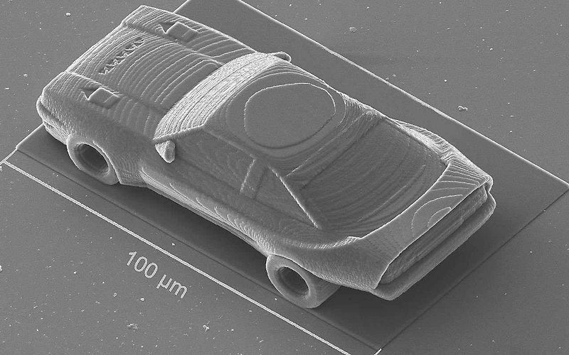 Nový materiál ve formě dutého pokoveného plastu by měl strukturu podobnou lidské kosti.