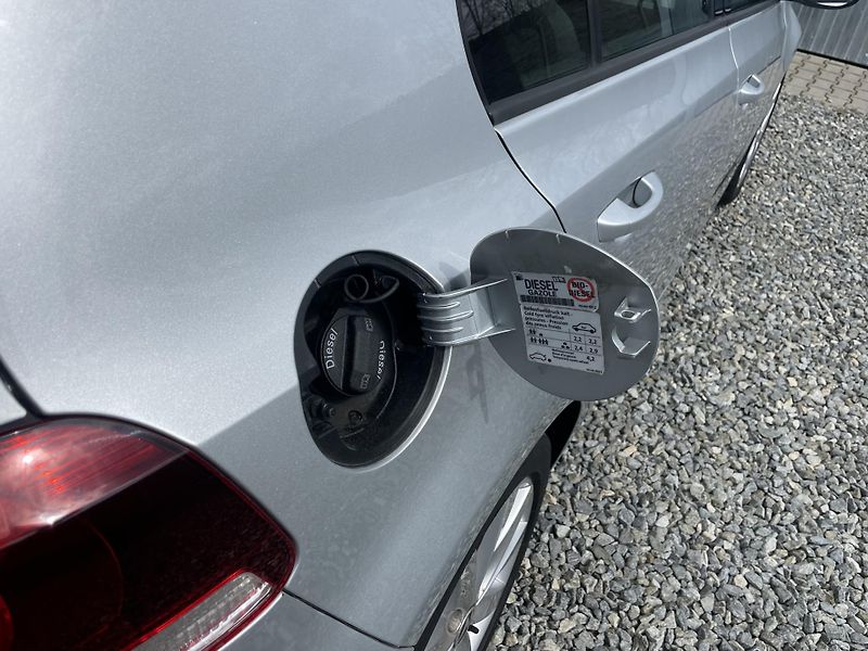 Volkswagen Golf 1.6TDi 105PS  6 HIGHLINE TOP!! - fotka 48 z 176