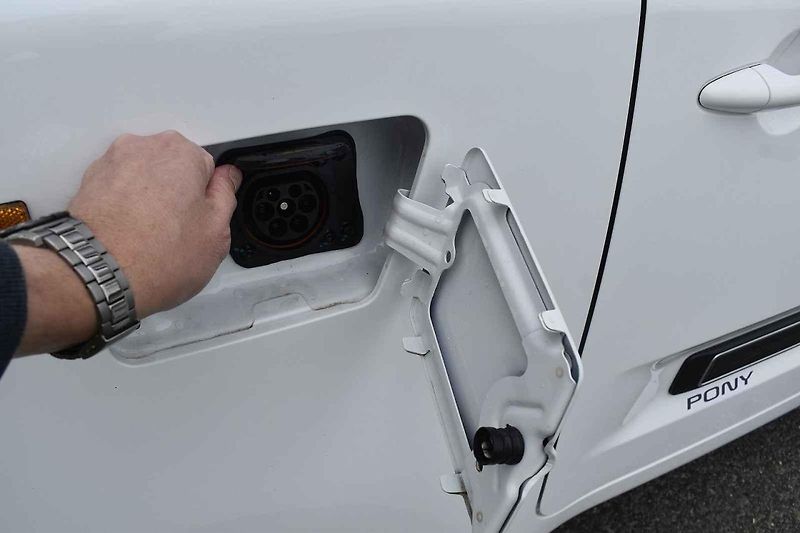 Na venkovských silnicích elektrický Pony stačí tempu okolního provozu