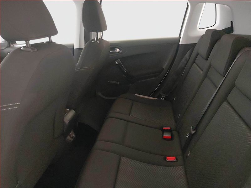 Peugeot 2008 (2014) Active 1.2 PureTech - fotka 10 z 16