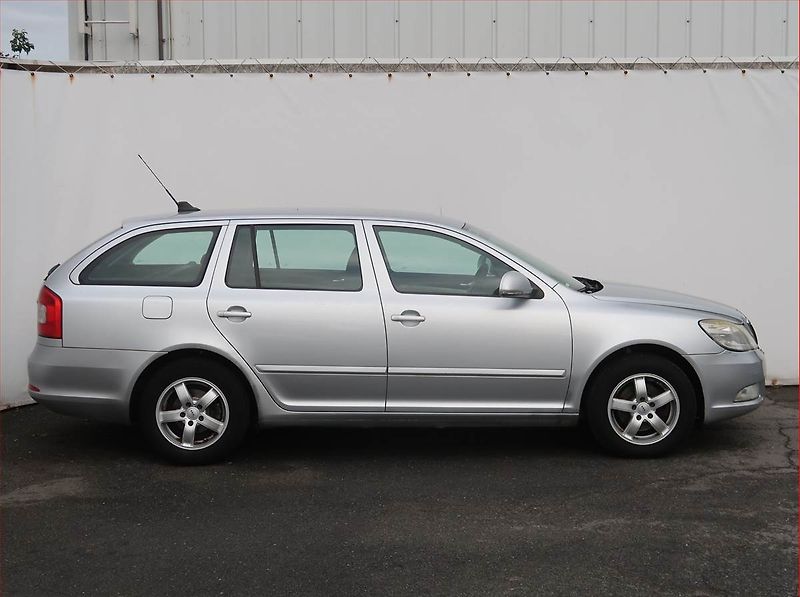 Škoda Octavia (2009) Ambiente 1.9 TDI, Serv.kniha - fotka 6 z 18