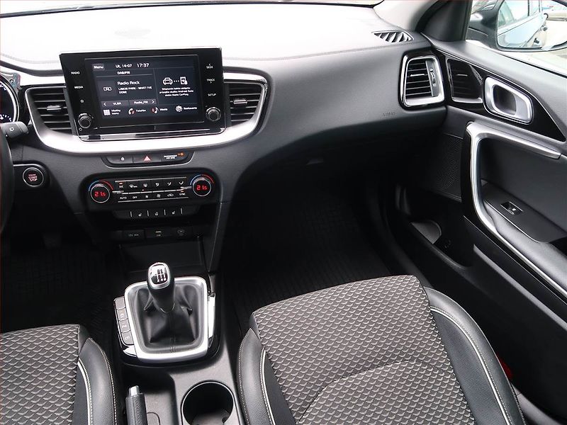 Kia Ceed (2023) Gold 1.5 T-GDI, Serv.kniha - fotka 8 z 17