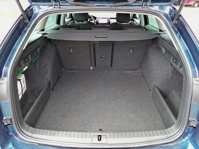Škoda Octavia 2.0TDI DSG Style Virtual ACC - fotka 24 z 30