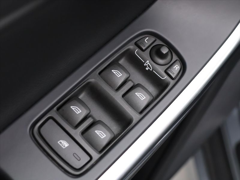 Volvo XC60 2,0 D4 140kW Aut. Summum - fotka 14 z 33